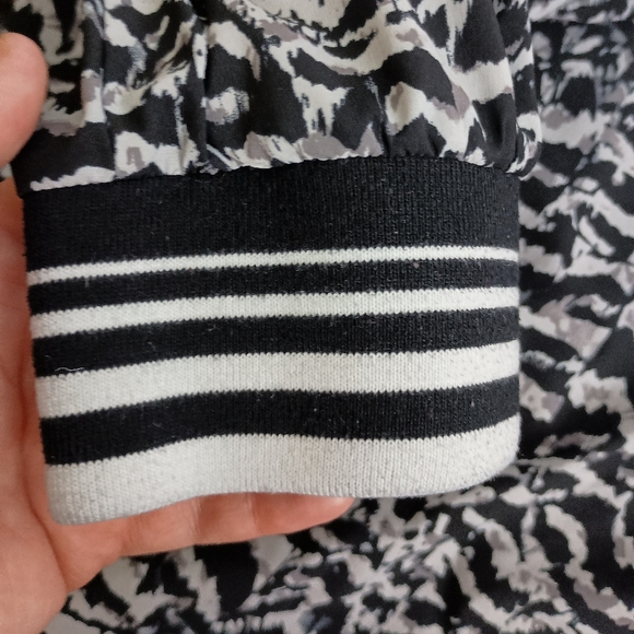 2/$30 FABLETICS Black and White Patterned Pants (#887) - Picture 7 of 8